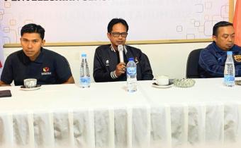 Ketua Bawaslu Lima Puluh Kota, Yoriza Asra bersama Anggota Bawaslu Lima Puluh Kota, Dapit Alexsander dan Ismet Aljannata saat memberikan sambutan dan arahan di kegiatan penyambutan tenaga alih daya di Sekretariat Bawaslu Lima Puluh Kota, (30/1).