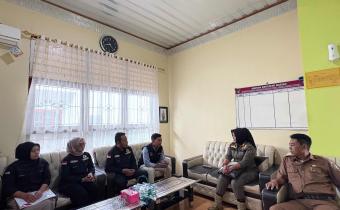 Anggota Bawaslu Lima Puluh Kota Dapit Alexsander bersama jajaran sekretariat saat melakukan Koordinasi terkait penyusunan Nota Kesepakatan (MoU) Pengawasan Pemilu dan Pilkada dengan Satpol PP Kabupaten Lima Puluh Kota yang diwakili oleh  Icha, (20/1).