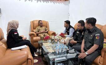 Anggota Bawaslu Lima Puluh Kota Dapit Alexsander bersama jajaran sekretariat saat melakukan Koordinasi terkait penyusunan Nota Kesepakatan (MoU) Pengawasan Pemilu dan Pilkada dengan Kominfo Kabupaten Lima Puluh Kota, (20/1).