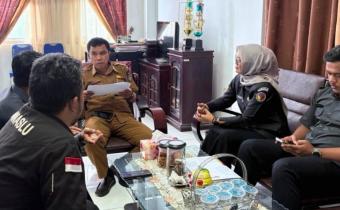 Anggota Bawaslu Lima Puluh Kota Dapit Alexsander bersama jajaran sekretariat saat melakukan Koordinasi terkait penyusunan Nota Kesepakatan (MoU) Pengawasan Pemilu dan Pilkada dengan BKPSDM Kabupaten Lima Puluh Kota yang diwakilkan oleh  Khamzurni, (19/1).