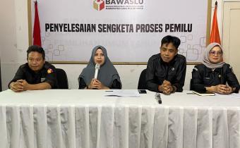 Kepala Sekretariat, Mellia Rahmi bersama Kasubag saat menyampaikan arahan di  rapat internal bulanan Bawaslu Kabupaten Lima Puluh Kota, (9/2).