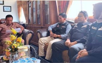 Anggota Bawaslu Lima Puluh Kota, Dapit Alexsander yang didampingi Kasubag Pengawasan dan Humas, Eliza, dan Kasubag Penanganan Pelanggaran dan Penyelesaian Sengketa Proses Pemilu dan Hukum, Ferdhy Aswindo saat melakukan penjajakan kerja sama (MOU) dengan Disdukcapil Kabupaten Lima Puluh Kota.