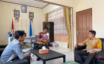 Anggota Bawaslu Lima Puluh Kota Dapit Alexsander saat melakukan koordinasi terkait penjajakan kerja sama melalui rencana penandatanganan nota kesepahaman (MoU) dengan Kepala Cabang Dinas Pendidikan Wilayah IV Sumatera Barat, Syafruddin, didampingi Kepala Seksi Sekolah Menengah Atas (SMA) dan Sekolah Luar Biasa (SLB), Tasman Firdaus.
