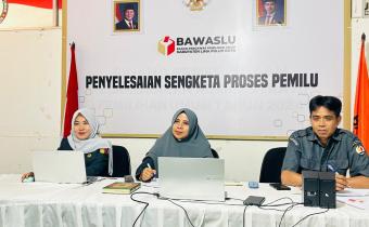 Kepala Sekretariat Bawaslu Lima Puluh Kota, Mellia Rahmi yang didampingi Ot Saputra selaku Kasubag Administrasi bersama Gusmaria selaku Bendahara Pengeluaran Pembantu, saat mengikuti kegiatan  Reviu RKA-K/L Bawaslu yang digelar oleh Bawaslu RI secara daring.