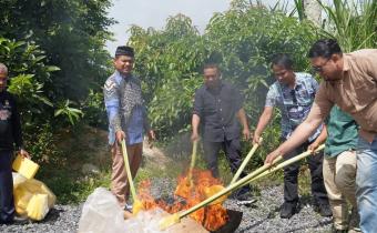 Anggota Bawaslu Lima Puluh Kota, Ismet Aljannata saat melakukan pemusnahan barang persediaan non arsip Komisi Pemilihan Umum  Kabupaten Lima Puluh Kota pasca pemilu dan pemilihan tahun 2024, (12/2).