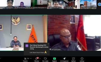 Kasubag Administrasi Bawaslu Lima Puluh Kota, Ot Saputra saat mengikuti kegiatan rapat Sosialisasi Draft Perjanjian Kinerja Tahun 2026 yang diselenggarakan oleh Bawaslu Republik Indonesia yang dilaksanakan secara daring melalui aplikasi Zoom, (26/2).