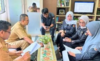 Kepala Sekretariat Bawaslu Lima Puluh Kota, Meliia Rahmi yang didampingi oleh Kasubag Administrasi, Ot Saputra, Kasubag Pengawasan dan Humas, Eliza dan Bendahara Pengeluaran Pembantu, Gusmaria saat melakukan pembahasan tindak lanjut rancangan Nota Kesepakatan antara Bawaslu Lima Puluh Kota dengan Pemerintah Daerah  Kabupaten Lima Puluh Kota, (23/2).