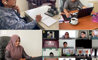 Ketua Bawaslu Kabupaten Lima Puluh Kota Yoriza Asra, Koordinator Divisi PPPS Ismet Aljannata, Koordinator Divisi HPPH Dapit Alexsander, serta Kepala Sekretariat Mellia Rahmi saat mengikuti kegiatan Senin Pengawas Berkomitmen dan Bermartabat (SEPAKAT) yang diselenggarakan oleh Bawaslu Provinsi Sumatera Barat yang dilakukan secara daring, (19/1).