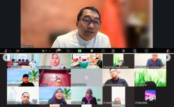 Kuasa Pengguna Anggaran (KPA), Pejabat Pembuat Komitmen (PPK), Pejabat Penandatangan Surat Perintah Membayar (PPSPM), bendahara, serta staf keuangan di lingkungan Bawaslu Kabupaten Lima Puluh Kota saat mengikuti kegiatan rapat pembahasan pelaksanaan anggaran awal tahun 2026 yang diselenggarakan oleh Bawaslu Republik Indonesia secara daring, Jumat (9/1).