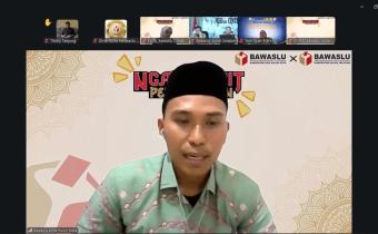 Dapit Alexsander Selaku Anggota Bawaslu Lima Puluh Kota saat menjadi narasumber kagiatan ngabuburit pengawasan, (5/3)