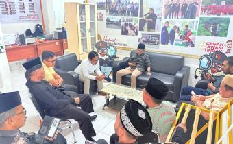 Ketua Bawaslu Lima Puluh Kota, Yoriza Asra bersama Anggota Bawaslu Lima Puluh kota, Ismet Aljannata dan Dapit Alexsander saat melakukan diskusi demokrasi dengan Stakeholders, Kamis (5/3).