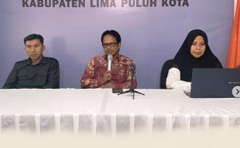 Ketua Bawaslu Kabupaten Lima Puluh Kota Yoriza Asra, didampingi oleh Anggota Bawaslu Kabupaten Lima Puluh Kota, Dapit Alexsander dan Kepala Sekretariat Bawaslu Lima Puluh Kota, Mellia Rahmi, saat menjadi narasumber di kegiatan Rapat di Kantor (RDK) Implementasi Reformasi Birokrasi, Rabu (11/3).