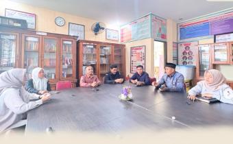 Anggota Bawaslu Lima Puluh Kota, Dapit Alexsander, yang didampingi oleh Kepala Subbagian Pengawasan, Eliza, serta staf sekretariat, saat melaksanakan koordinasi dengan KPU Kabupaten Lima Puluh Kota guna mempersiapkan pelaksanaan Rapat Pleno Pemutakhiran Data Pemilih Berkelanjutan (PDPB) Triwulan I Tahun 2026, (4/3).