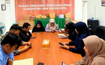 Kasubag Administrasi, Ot Saputra dan Staff Sekretariat Bawaslu Lima Puluh Kota saat mengikuti kegiatan Jumat Sehati dan Jumpa Berlian dengan agenda tadarus Al-Qur’an, Jumat (6/3).