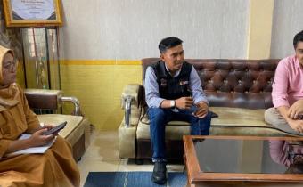 Anggota Bawaslu Lima Puluh Kota, Dapit Alexsander bersama staff sekretariat saat melakukan koordinasi dengan perangkat nagari di Kabupaten Lima Puluh Kota, (6/3).