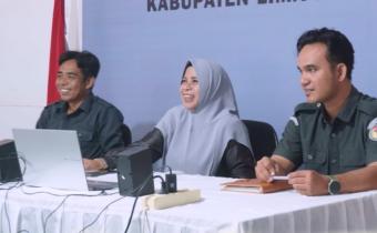 Kepala Sekretariat Mellia Rahmi didampingi oleh  Kasubag Administrasi Ot Saputra, serta Kasubag Hukum, Pencegahan, Partisipasi Masyarakat dan Hubungan Masyarakat (HPPH), Prima Migraha saat mengikuti rapat rutin yang digelar setiap hari Senin dengan agenda Pembinaan dan Evaluasi Berkelanjutan oleh Bawaslu RI secara daring pada Senin (9/3).