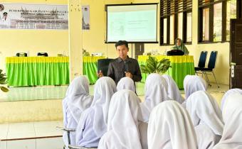 Dapit Alexsander, Anggota Bawaslu Lima Puluh kota saat memberikan materi kepada siswa di SMA N 1 Situjuah Limo Nagari di kegiatan sosialisasi pendidikan politik bagi pemilih pemula bertajuk “Generasi Cerdas Demokrasi Berkualitas”, (21/4).