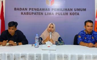 Kepala Sekretariat (Kasek) Bawaslu Lima Puluh Kota Mellia Rahmi didampingi Kasubag Administrasi Ot Saputra dan Kasubag Penanganan Pelanggaran Penyelesaian Sengketa Proses Pemilu dan Hukum Prima Nugraha S. Sinaga saat memberikan arahan di kegiatan evaluasi kinerja sekaligus penguatan kedisiplinan bagi jajaran sekretariat pada Kamis, (23/4).