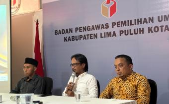 Ketua Bawaslu Lima Puluh Kota Yoriza Asra, saat memberikan arahan kepada seluruh jajaran sekretariat  di kegiatan Rapat Dalam Kantor (RDK) Pengelolaan dan Pelayanan Data Informasi Publik di Aula Sekretariat Bawaslu Lima Puluh Kota, Sabtu (18/4).