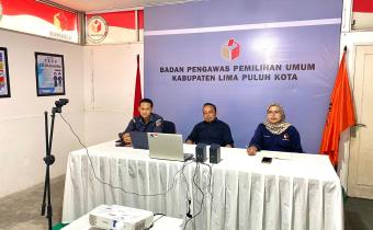 Anggota Bawaslu Kabupaten Lima Puluh Kota, Ismet Aljannata bersama jajaran staff sekretariat saat mengikuti kegiatan Rapat Rencana Kerja (Renja) Divisi Penyelesaian Sengketa Tahun 2026 yang diselenggarakan oleh Bawaslu Provinsi Sumatera Barat secara daring, Selasa (7/4).
