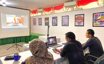 Ismet Aljannata selaku Anggota Bawaslu Kabupaten Lima Puluh Kota bersama staff sekretariat saat mengikuti kegiatan Rapat Koordinasi (Rakor) Penanganan Pelanggaran bersama Bawaslu Kabupaten/Kota se-Sumatera Barat yang diselenggarakan pada Selasa (7/4).