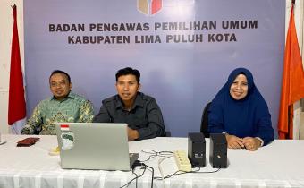 Anggota Bawasu Kabupaten Lima Puluh Kota, Ismet Aljannata dan Dapit Alexsander, dan Kepala  Sekretariat Bawaslu Lima Puluh Kota saat mengikuti kegiatan Rapat Konsolidasi, Halal Bihalal, dan Santunan Sosial Insan Pengawas Pemilu bertajuk “Menjalin Silaturahmi, Menguatkan Soliditas” yang diselenggarakan oleh Bawaslu Republik Indonesia pada Rabu (8/4).