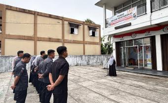 Kepala Sekretariat Bawaslu Lima Puluh Kota, Mellia Rahmi saat menyampaikan arahan kepada  kasubag dan seluruh staff sekretariat Bawaslu Lima Puluh Kota di kegiatan apel pagi rutin, Senin (13/4).