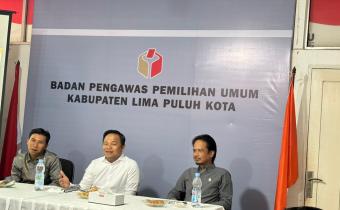 Anggota Bawaslu Provinsi Sumatera Barat, Khadafi yang didampingi Ketua dan  Anggota Bawaslu Kabupaten Lima Puluh Kota, Yoriza Asra dan Dapit Alexsander saat memberikan materi tentang Pengelolaan Kehumasan, Peliputan dan Dokumentasi serta Informasi Publik di Aula Bawaslu Lima Puluh Kota, Senin (20/4).