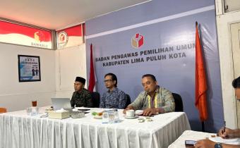 Ketua dan Anggota Bawaslu Kabupaten Lima Puluh Kota, Yoriza Asra, Ismet Aljannata dan Dapit Alexsander saat mengikuti kegitan Rapat Dalam Kantor (RDK) dengan tema mekanisme informasi awal menjadi temuan dugaan pelanggaran pemilu, (30/4).