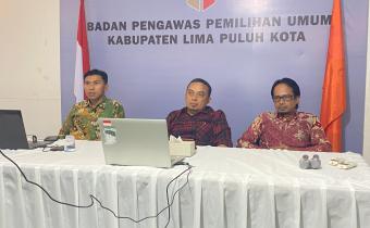 Ketua dan Anggota Bawaslu Kabupaten Lima Puluh Kota, Yoriza Asra, Ismet Aljannata dan Dapit Alexsander saat mengikuti kegiatan SEPAKAT (Senin Pengawas Berkomitmen dan Bermartabat) yang diselenggarakan oleh Bawaslu Provinsi Sumatera Barat secara daring melalui Zoom Meeting, Senin (4/5).