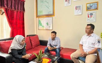 Anggota Bawaslu Kabupaten Lima Puluh Kota, Dapit Alexsander yang didampingi oleh staff sekretariat saat melakukan pengawasan uji petik di Nagari Sariak Laweh bersama Alex Achamadi, Dt Bandaro Nan Bagonjong selaku Wali Nagari Sariak Laweh, (11/5).