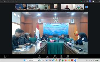 Ketua Bawaslu Provinsi Sumatera Barat, Alni saat memberikan arahan di kegiatan Diseminasi Peraturan Badan Pengawas Pemilihan Umum (Perbawaslu) Nomor 7 Tahun 2023 tentang Tata Cara Kerja Sama di Lingkungan Badan Pengawas Pemilihan Umum yang  diselenggarakan oleh Bawaslu Provinsi Sumatera Barat secara hybrid, bertempat di Kantor Bawaslu Provinsi Sumatera Barat serta diikuti secara daring melalui Zoom Meeting, (19/5).
