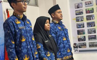 Tiga Orang CPNS Penempatan Bawaslu Lima Puluh Kota, Muhammad Imran, Rahmatun Nisa dan Mhd Ridho, saat dilantik dan mengambil sumpah janji sebagai Pegawasi Negeri Sipil (PNS), (19/5).