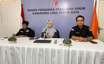 Mellia Rahmi, Kepala Sekretariat Bawaslu Lima Puluh Kota yang didampingi Kasubag Administrasi, Ot Saputra dan Kasubag Penanganan Pelanggaran Penyelesaian Sengketa Proses Pemilu dan Hukum, Prima Nugraha saat mengikuti kegiatan pembinaan kepegawaian bagi jajaran sekretariat Bawaslu Provinsi Sumatera Barat dan sekretariat Bawaslu kabupaten/kota se-Sumatera Barat, yang dilaksanakan secara daring melalui Zoom Meeting, (12/5).