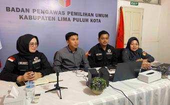 Anggota Bawaslu Kabupaten Lima Puluh Kota, Dapit Alexsander, bersama Kasubag Pengawasan dan Humas, Eliza dan Staff Sekretariat saat mengikuti kegiatan Rapat Koordinasi Hasil Pengawasan Coklit dan Uji Petik se-Sumatera Barat yang dilaksanakan secara daring melalui Zoom Meeting, Selasa (2/6).