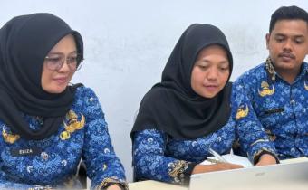Kasubag Pengawasan dan Humas Bawaslu Lima Puluh Kota, Eliza bersama Staff Sekretariat saat mengikuti kegiatan apat Dalam Kantor (RDK) bertajuk Strategi Penguatan Pemahaman Kepemiluan bagi Penyandang Disabilitas yang diselenggarakan oleh Bawaslu Provinsi Sumatera Barat yang dilakukan secara hybrid dan zoom, (20/5).