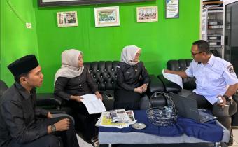 Anggota Bawaslu Lima Puluh Kota, Dapit Alexsander bersama Kasubag Pengawasan dan Humas , Eliza dan Staff Sekretariat saat berkoordinasi dengan Jajaran Nagari Lubuak Batingkok dalam kegiatan pengawasan uji petik terkait Pengawasan Pemutakhiran Data Pemilih Berkelanjutan (PDPB) Triwulan II, (25/5).