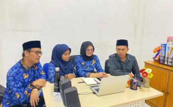 Anggota Bawaslu Kabupaten Lima Puluh Kota, Dapit Alexsander bersama Kasubag Pengawasan dan Humas, Eliza serta staff  sekretariat saat mengikuti kegiatan Rapat Penguatan Kemitraan Strategis dengan Media Massa yang diselenggarakan oleh Bawaslu Provinsi Sumatera Barat secara daring, Rabu (20/5/2026). 