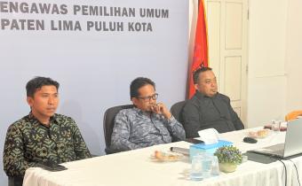 Ketua Bawaslu Lima Puluh Kota, Yoriza Asra bersama Ismet Aljannata dan Dapit Alexsander selaku Anggota Bawaslu Lima Puluh Kota saat mengikuti kegiatan rapat fasilitasi layanan hukum dengan tema pembahasan Peraturan Bawaslu (Perbawaslu) Nomor 7 Tahun 2023 tentang Tata Cara Kerja Sama di Lingkungan Bawaslu pada senin (15/6).