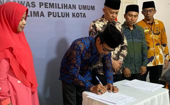 Ketua Bawaslu Lima Puluh Kota, Yoriza Asra saat menandatangani Nota Kesepahaman (MoU) dengan Kementerian Agama (Kemenag) Kabupaten Lima Puluh Kota yang dilaksanakan di Aula Bawaslu Kabupaten Lima Puluh Kota, Kamis 16 Juli 2026. 