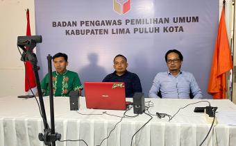 Pimpinan Bawaslu Lima Puluh Kota saat mengikuti zoom meeting
