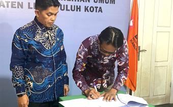 Ketua Bawaslu Lima Puluh Kota bersama Kacabdin Wil. IVmenandatangani MoU