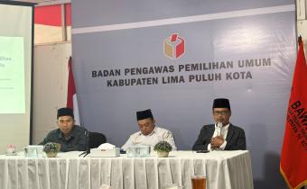 Pimpinan Bawaslu Lima Puluh Kota saat memberikan arahan