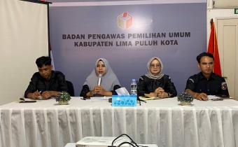 Kepala Sekretariat Bawaslu Lima Puluh Kota, Mellia Rahmi, saat memberikan arahan kepada jajaran sekretariat pada kegiatan rapat evaluasi rutin bulanan di lingkungan Sekretariat Bawaslu Lima Puluh Kota  pada Senin, (8/6).