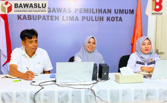 Kepala Sekretarias berserta Kasubbag Administrasi saat mengikuti kegiatan