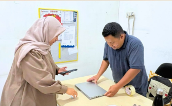 staf pengelola BMN saat menginventarisir barang