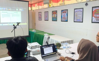 Kepala Sekretariat beserta Kasubbag saat mengikuti kegiatan zoom