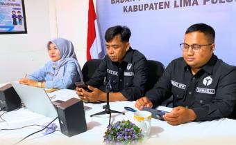 Kasubag Administrasi Bawaslu Lima Puluh kota, Ot Saputra didampingi oleh staff sekretariat saat mengikuti kegiatan Pembinaan Penyusunan Laporan Keuangan Tingkat Unit Akuntansi Kuasa Pengguna Anggaran (UAKPA) dan Unit Akuntansi Pembantu Pengguna Anggaran Wilayah (UAPPA-W) di lingkungan Bawaslu yang diselenggarakan oleh Bawaslu RI secara daring melalui Zoom Meeting, Selasa (9/6).