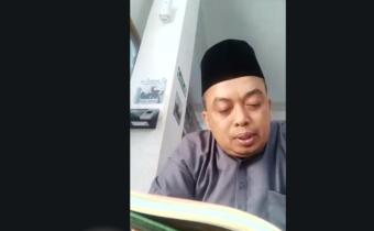 Anggota Bawaslu Lima Puluh Kota, Ismet Al Jannata saat membaca ayat suci Al-Qur'an dalam kegiatan Jumat Sehati yang diisi dengan tadarus Al-Qur'an secara daring pada Jumat (12/6)