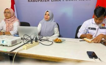 Kepala Sekretariat Bawaslu Lima Puluh Kota, Mellia Rahmi yang didampingi oleh Kasubag Administrasi, Ot Saputra dan staff sekretariat saat mengikuti kegiatan Pendampingan Pengisian Kertas Kerja Penilaian Mandiri Maturitas Sistem Pengendalian Intern Pemerintah (SPIP) Terintegrasi Bawaslu Tahun 2026 serta Bimbingan Penyusunan Dokumen Manajemen Risiko yang difasilitasi oleh tim Badan Pengawasan Keuangan dan Pembangunan (BPKP), Rabu (17/6).